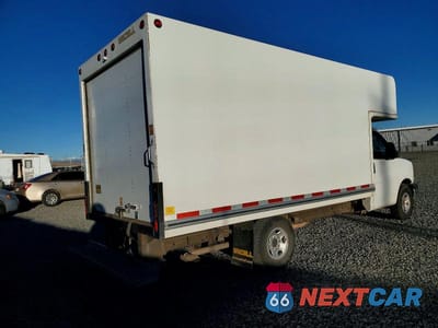 Trzecie zdjęcie samochodu z tyłu: 2022 GMC SAVANA 6.6L V-8 DELIVERY TRUCK VIN:1GD07SF71N1172109 - miniatura