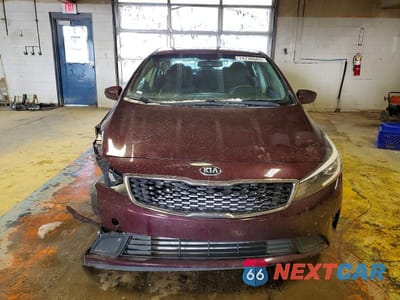Piąte zdjęcie samochodu w środku: 2017 KIA FORTE LX VIN:3KPFL4A74HE132234 - miniatura