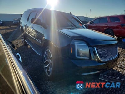 Czwarte zdjęcie samochodu z boku: 2011 GMC YUKON XL DENALI VIN:1GKS2MEF2BR286590 - miniatura