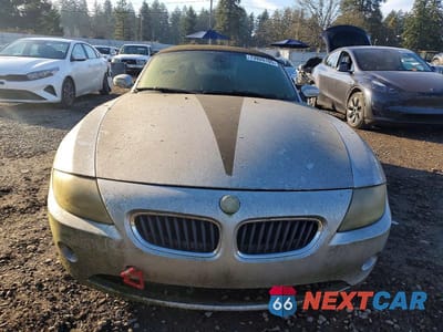 Piąte zdjęcie samochodu w środku: 2005 BMW Z4 2.5 VIN:4USBT33595LR71295 - miniatura