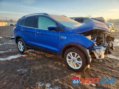 Czwarte zdjęcie samochodu z boku: 2018 FORD ESCAPE SE VIN:1FMCU0GD7JUB23696 - miniatura
