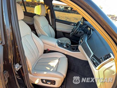 Piąte zdjęcie samochodu w środku: 2020 BMW X5 M50I VIN:5UXJU4C08LL227739 - miniatura