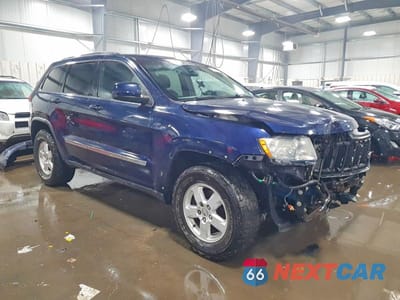 Czwarte zdjęcie samochodu z boku: 2012 JEEP GRAND CHEROKEE LAREDO VIN:1C4RJFAG3CC160377 - miniatura