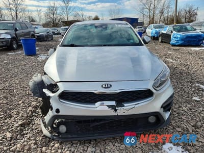 Piąte zdjęcie samochodu w środku: 2019 KIA FORTE LXS VIN:3KPF24AD4KE023580 - miniatura