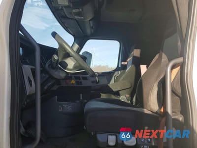 Piąte zdjęcie samochodu w środku: 2019 FREIGHTLINER CASCADIA 126 SEMI TRUCK VIN:3AKJHHDR6KSKT6574 - miniatura