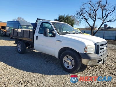 Czwarte zdjęcie samochodu z boku: 2006 FORD F250 SUPER DUTY FLATBED TRUCK VIN:1FDNF20516EB48113 - miniatura