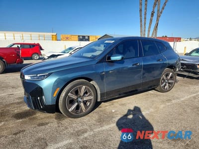 2025 BMW IX XDRIVE50 WB523CF0XSCT07729 - główne zdjęcie licytacji z USA - miniatura