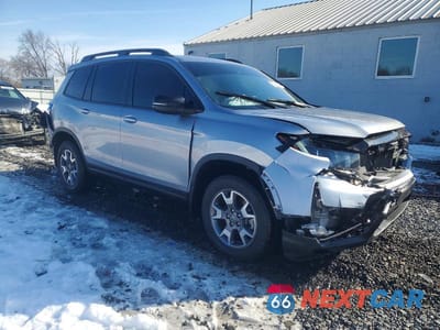 Czwarte zdjęcie samochodu z boku: 2023 HONDA PASSPORT TRAIL SPORT VIN:5FNYF8H63PB009277 - miniatura