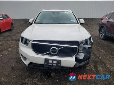 Piąte zdjęcie samochodu w środku: 2022 VOLVO XC40 T5 MOMENTUM VIN:YV4162UKXN2697566 - miniatura