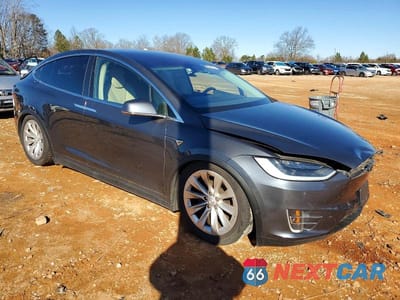 Czwarte zdjęcie samochodu z boku: 2017 TESLA MODEL X VIN:5YJXCBE28HF050119 - miniatura