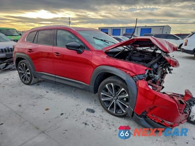 Czwarte zdjęcie samochodu z boku: 2024 MAZDA CX-50 PREMIUM PLUS VIN:7MMVABEYXRN184747 - miniatura