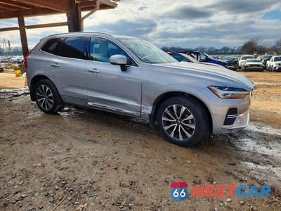 Czwarte zdjęcie samochodu z boku: 2023 VOLVO XC60 PLUS VIN:YV4L12DN3P1319549 - miniatura