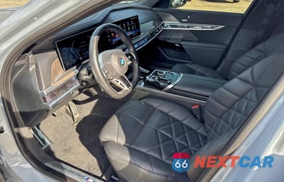 Zdjęcie 13 z 14 samochodu: 2023 BMW 740 I VIN:WBA23EH00PCM28450 - miniatura