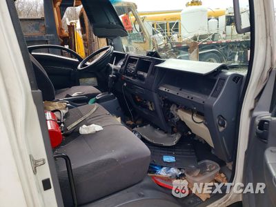 Zdjęcie 8 z 12 samochodu: 2015 ISUZU NPR HD BOX TRUCK VIN:JALC4W164F7005885 - miniatura