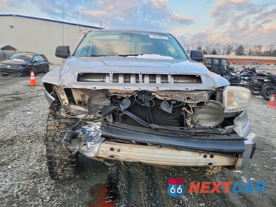 Piąte zdjęcie samochodu w środku: 2017 TOYOTA TUNDRA DOUBLE CAB SR5 VIN:5TFUW5F11HX643022 - miniatura