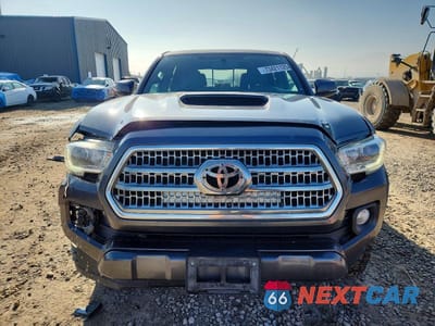 Piąte zdjęcie samochodu w środku: 2017 TOYOTA TACOMA SR5 V6 VIN:5TFDZ5BN8HX027852 - miniatura