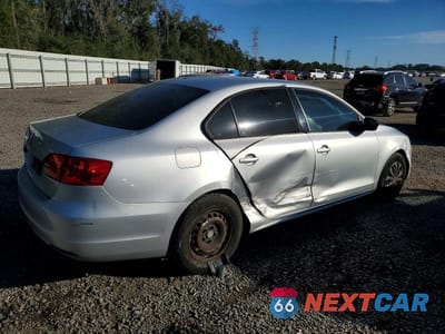 Trzecie zdjęcie samochodu z tyłu: 2013 VOLKSWAGEN JETTA BASE VIN:3VW2K7AJ8DM430930 - miniatura