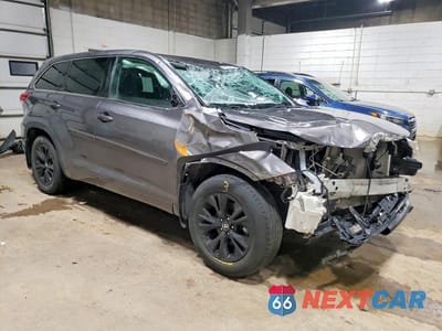 Czwarte zdjęcie samochodu z boku: 2018 TOYOTA HIGHLANDER LE VIN:5TDBZRFH5JS870454 - miniatura