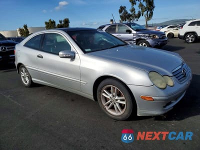 Czwarte zdjęcie samochodu z boku: 2002 MERCEDES-BENZ C 230K SPORT COUPE VIN:WDBRN47JX2A356479 - miniatura