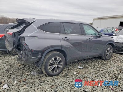 Trzecie zdjęcie samochodu z tyłu: 2022 TOYOTA HIGHLANDER XLE VIN:5TDHZRBH5NS577241 - miniatura
