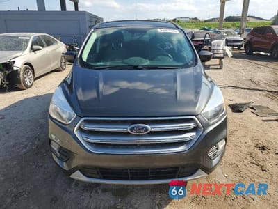 Piąte zdjęcie samochodu w środku: 2017 FORD ESCAPE SE VIN:1FMCU0GDXHUE91333 - miniatura