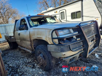 Czwarte zdjęcie samochodu z boku: 2003 CHEVROLET SILVERADO K3500 VIN:1GCJK39U43E207908 - miniatura