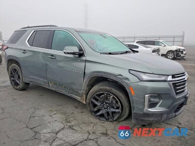 Czwarte zdjęcie samochodu z boku: 2023 CHEVROLET TRAVERSE LT VIN:1GNERGKW0PJ294436 - miniatura