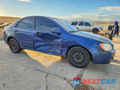 Czwarte zdjęcie samochodu z boku: 2004 KIA SPECTRA LX VIN:KNAFE121545047196 - miniatura
