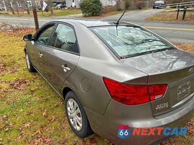 Trzecie zdjęcie samochodu z tyłu: 2010 KIA FORTE EX VIN:KNAFU4A28A5837795 - miniatura