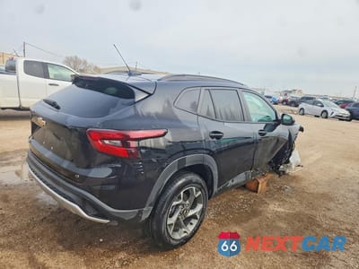 Trzecie zdjęcie samochodu z tyłu: 2025 CHEVROLET TRAX 1LT VIN:KL77LHEP6SC242090 - miniatura