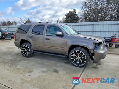 Czwarte zdjęcie samochodu z boku: 2011 CHEVROLET TAHOE K1500 LT VIN:1GNSKBE05BR211532 - miniatura