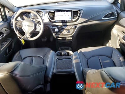 Zdjęcie 8 z 13 samochodu: 2024 CHRYSLER PACIFICA HYBRID SELECT VIN:2C4RC1S73RR185436 - miniatura