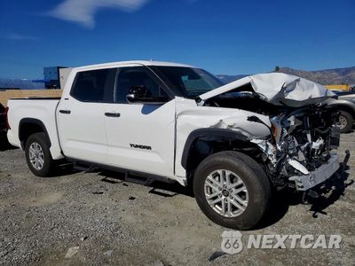 Czwarte zdjęcie samochodu z boku: 2025 TOYOTA TUNDRA CREWMAX SR VIN:5TFLA5DB5SX288434 - miniatura