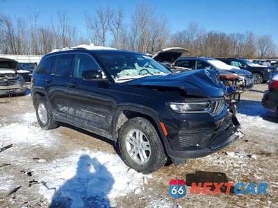 Czwarte zdjęcie samochodu z boku: 2023 JEEP GRAND CHEROKEE LAREDO VIN:1C4RJHAG9PC527154 - miniatura