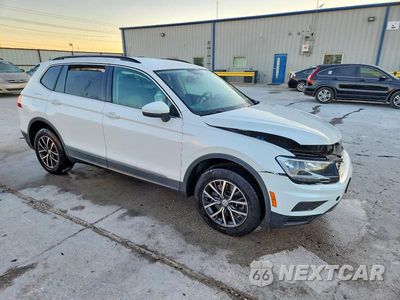 Czwarte zdjęcie samochodu z boku: 2020 VOLKSWAGEN TIGUAN SE VIN:3VV2B7AXXLM073063 - miniatura