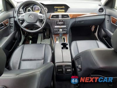 Zdjęcie 8 z 12 samochodu: 2012 MERCEDES-BENZ C 300 4MATIC VIN:WDDGF8BB2CA633114 - miniatura