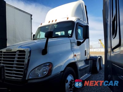 Drugie zdjęcie samochodu z przodu: 2016 FREIGHTLINER CASCADIA 125 SEMI TRUCK VIN:1FUJGEDV6GLHC5914 - miniatura