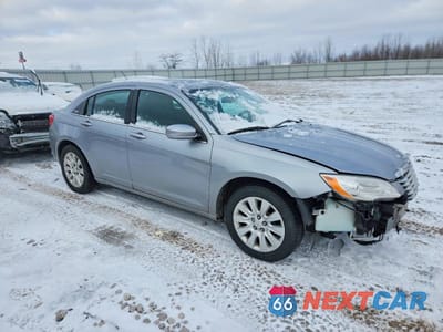Czwarte zdjęcie samochodu z boku: 2014 CHRYSLER 200 LX VIN:1C3CCBAB2EN208329 - miniatura