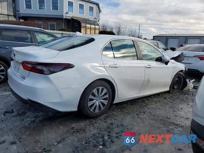 Trzecie zdjęcie samochodu z tyłu: 2022 TOYOTA CAMRY HYBRID LE VIN:4T1H31AK9NU582885 - miniatura