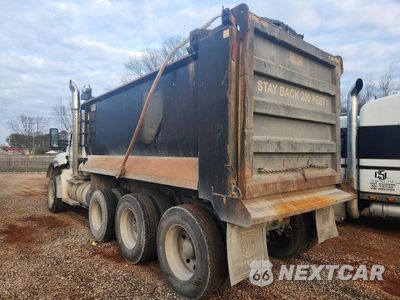 Trzecie zdjęcie samochodu z tyłu: 2019 KENWORTH T800 DUMP TRUCK VIN:1NKZX4TX8KJ281575 - miniatura