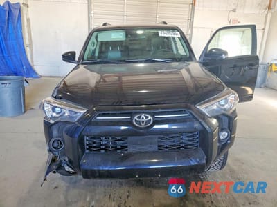Piąte zdjęcie samochodu w środku: 2022 TOYOTA 4RUNNER SR5/SR5 PREMIUM VIN:JTENU5JR0N6063975 - miniatura