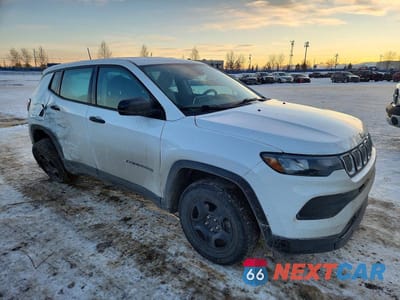 Czwarte zdjęcie samochodu z boku: 2022 JEEP COMPASS SPORT VIN:3C4NJDAB4NT106858 - miniatura