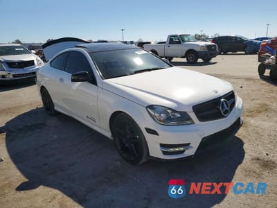 Czwarte zdjęcie samochodu z boku: 2013 MERCEDES-BENZ C 250 VIN:WDDGJ4HB8DG014692 - miniatura