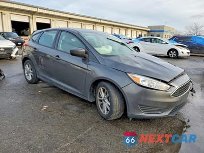 Czwarte zdjęcie samochodu z boku: 2018 FORD FOCUS SE VIN:1FADP3K21JL221934 - miniatura