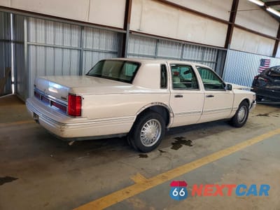 Trzecie zdjęcie samochodu z tyłu: 1996 LINCOLN TOWN CAR CARTIER VIN:1LNLM83W8TY616580 - miniatura