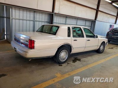 Trzecie zdjęcie samochodu z tyłu: 1996 LINCOLN TOWN CAR CARTIER VIN:1LNLM83W8TY616580 - miniatura