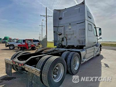 Czwarte zdjęcie samochodu z boku: 2014 VOLV VN VNL - TRUCKS SEMI TRUCK VIN:4V4NC9EH8EN168211 - miniatura