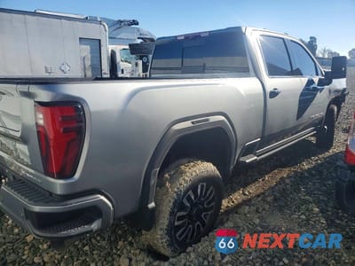 Trzecie zdjęcie samochodu z tyłu: 2025 GMC SIERRA K3500 DENALI ULTIMATE VIN:1GT4UYEY7SF231559 - miniatura