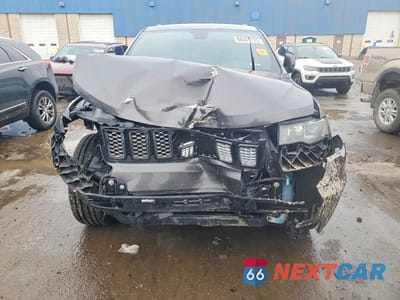 Piąte zdjęcie samochodu w środku: 2018 JEEP GRAND CHEROKEE LAREDO VIN:1C4RJFAG4JC103702 - miniatura