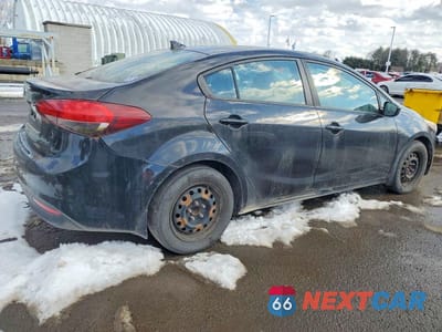 Trzecie zdjęcie samochodu z tyłu: 2017 KIA FORTE LX VIN:3KPFK4A70HE053761 - miniatura